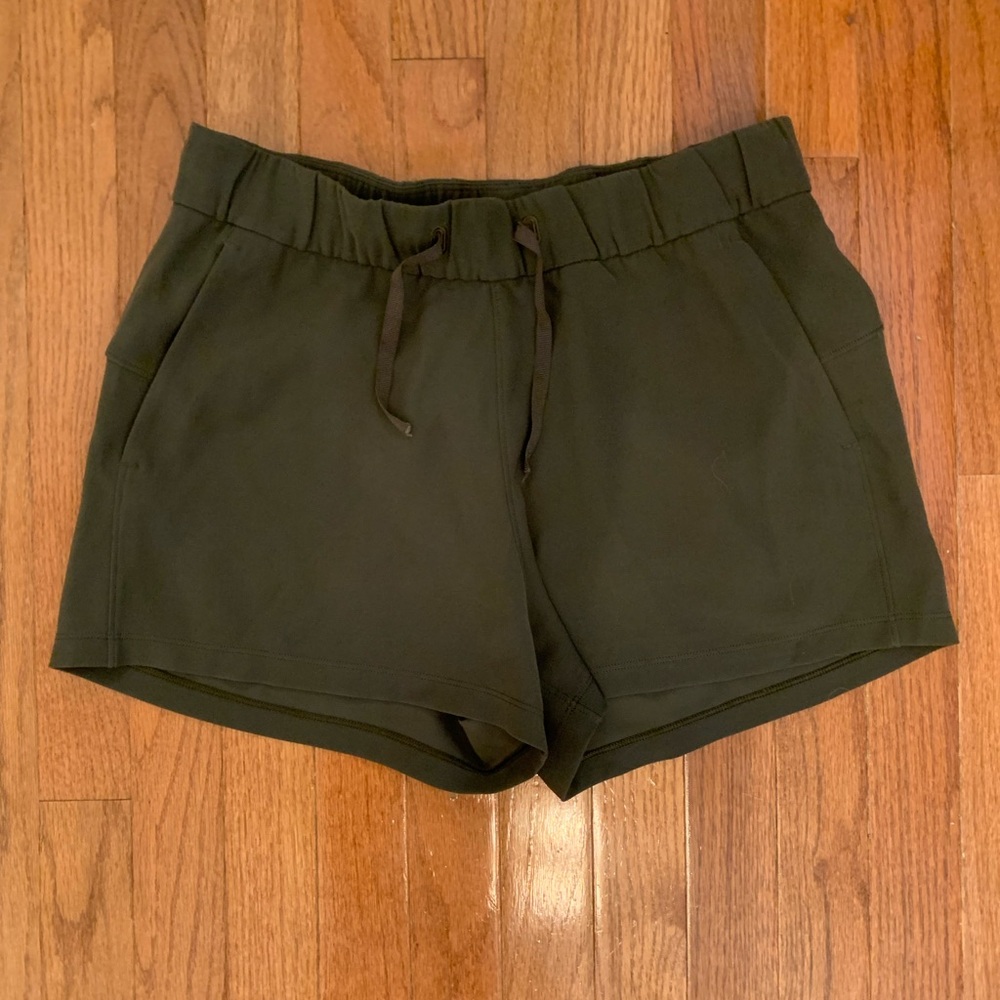 Lululemon cinched waist woven shorts size 8 olive green